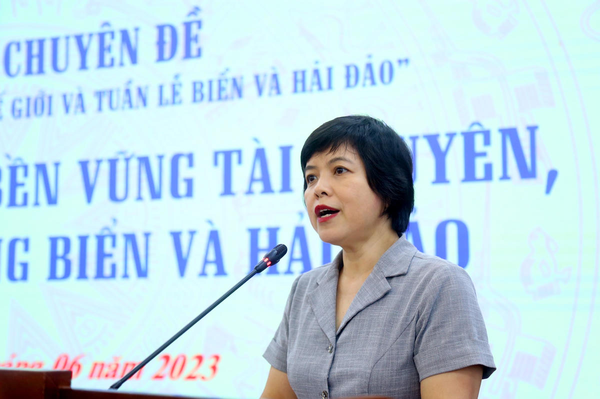 Bà Vũ Thị Thu Hà, Phó Chủ tịch Công đoàn cơ quan Trung ương MTTQ Việt Nam phát biểu tại buổi sinh hoạt chuyên đề. Ảnh: Kỳ Anh.