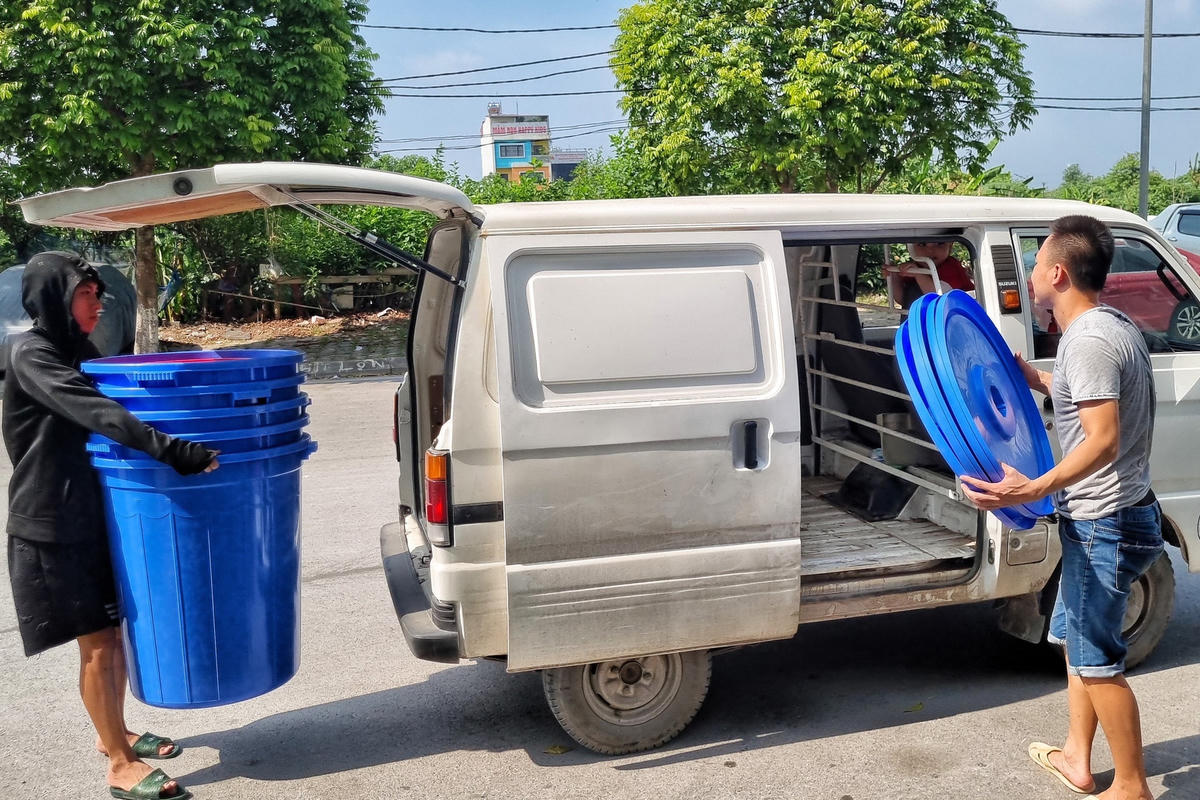 Khốn khổ vì thiếu nước sạch, người dân khu đô thị Thanh Hà mua xô chậu đựng nước