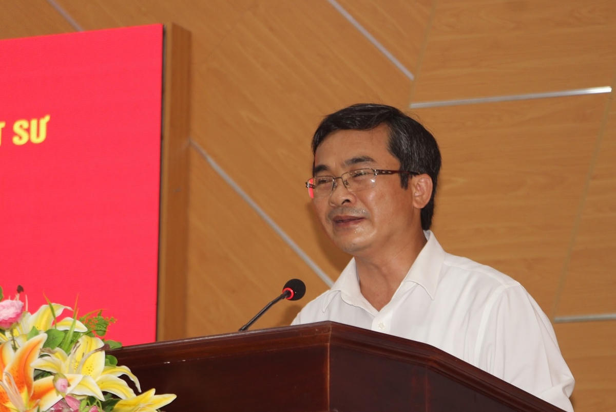 Ông Nguyễn Phi Hùng, Phó Chủ tịch Ủy ban MTTQ Việt Nam tỉnh Quảng Nam phát biểu hội nghị.