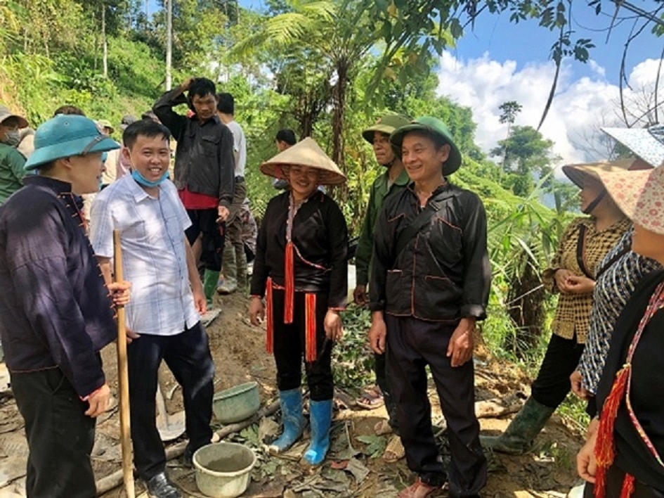 Đồng bào dân tộc Mông (thôn Vàng Ngần, xã Suối Quyền, huyện Văn Chấn) tham gia làm đường giao thông nông thôn.