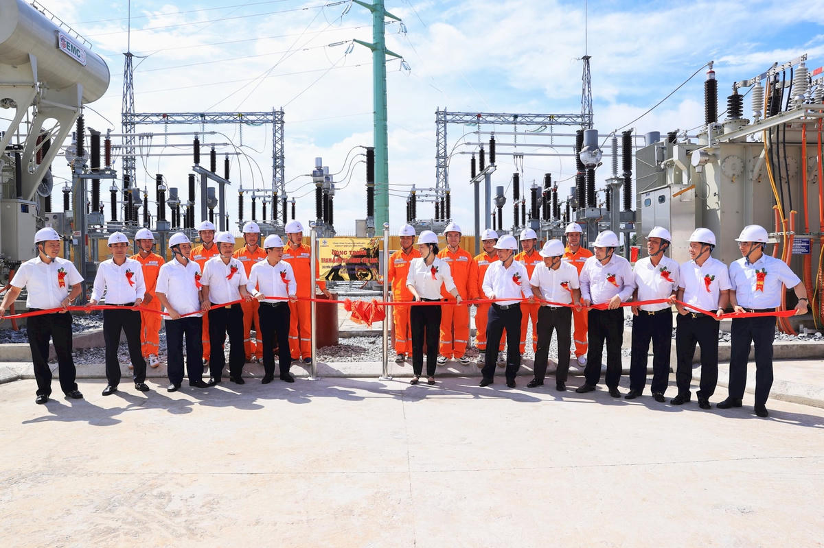 cac-dai-bieu-thuc-hien-nghi-le-keo-bang-khanh-thanh-cong-trinh-tba-110kv-yen-lac-1-.jpg