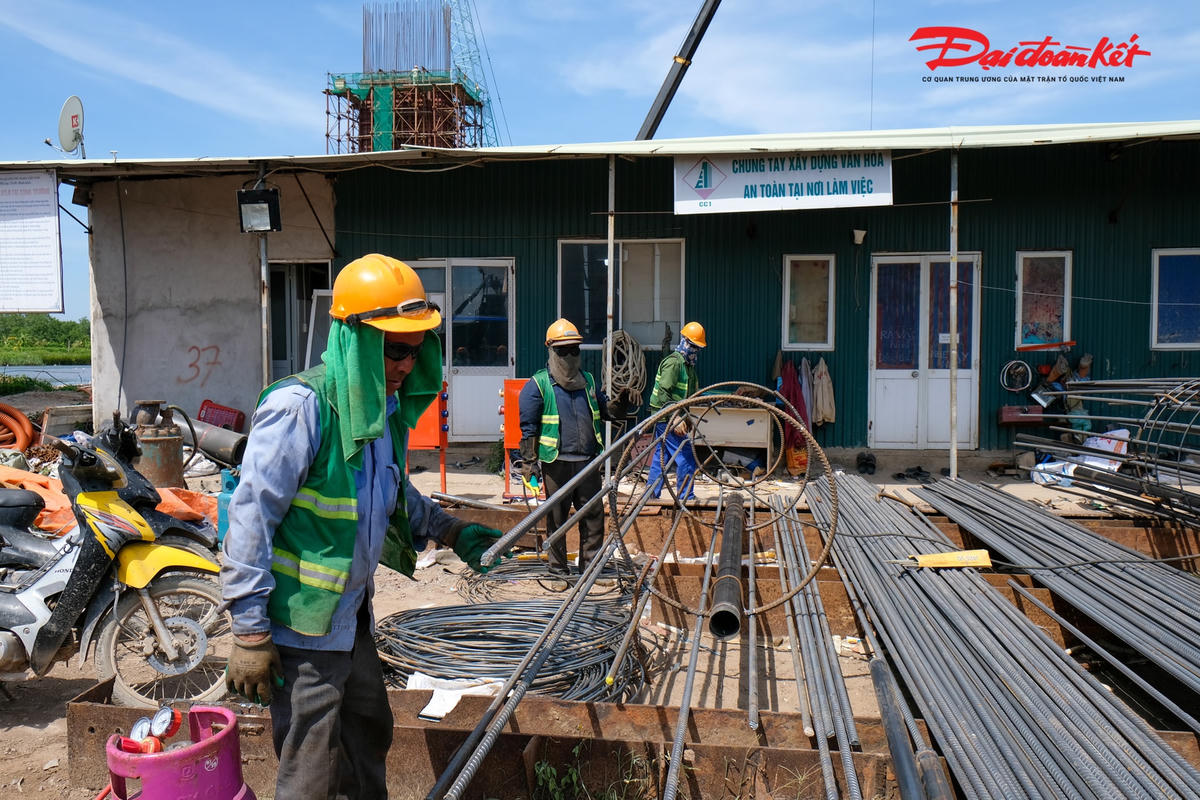 Theo ông Pha, hơn 80 công nhân được chia làm 3 mũi thi công 3 ca liên tục bên phía bờ thuộc huyện Tiên Lãng đã triển khai các hạng mục cọc khoan nhồi, bệ thân trụ dự kiến cố gắng đến 30/12 sẽ hoàn thành việc xây lắp. Còn bên phía bờ thuộc huyện Kiến Thụy đã cơ bản hoàn thành, trên công trường có khoảng 30 công nhân đang thi công, đến tháng 11/2022 sẽ hoàn thành.