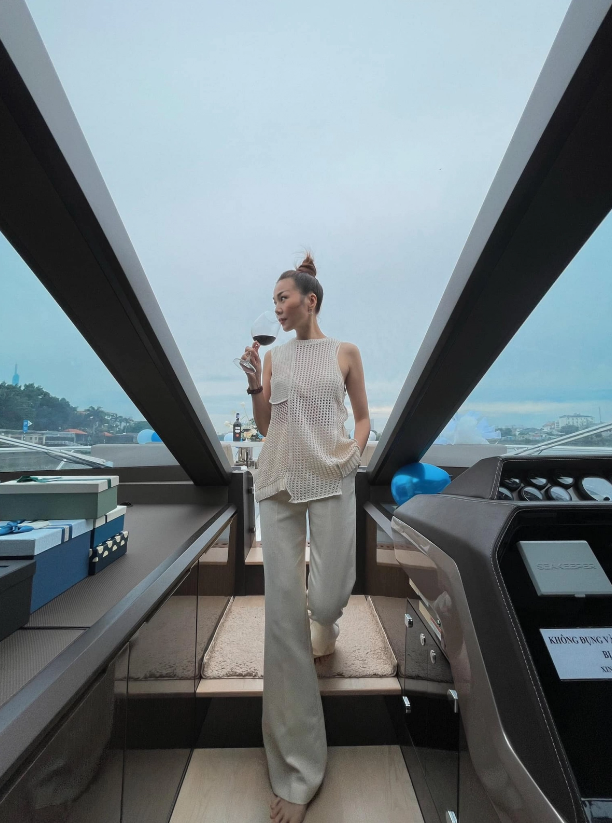 Mới đây, Thanh Hằng đón sinh nhật trên du thuyền đắt đỏ giữa sông Sài Gòn.