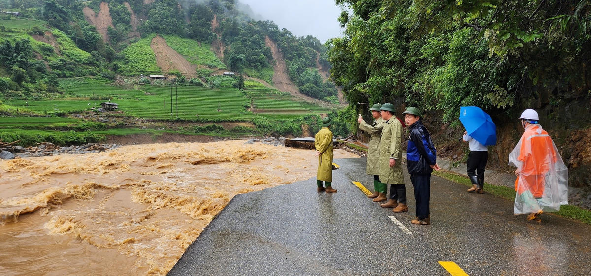 02 xã Khao Mang, Hồ Bốn của huyện Mù Cang Chải, tỉnh Yên Bái bị thiệt hại nặng nề, giao thông tê liệt. Trong ảnh, Ban Chỉ huy phòng chống thiên tai và tìm kiếm cứu nạn Công ty Điện lực Yên Bái đang có mặt tại huyện Mù Cang Chải để chỉ đạo công tác khắc phục hậu quả thiên tai, ngày 7/8.