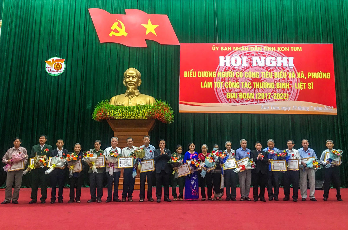 Tặng quà các cá nhân, tập thể tiêu biểu trong công tác thương binh liệt sĩ giai đoạn 2017-2022 trên địa bàn tỉnh Kon Tum.