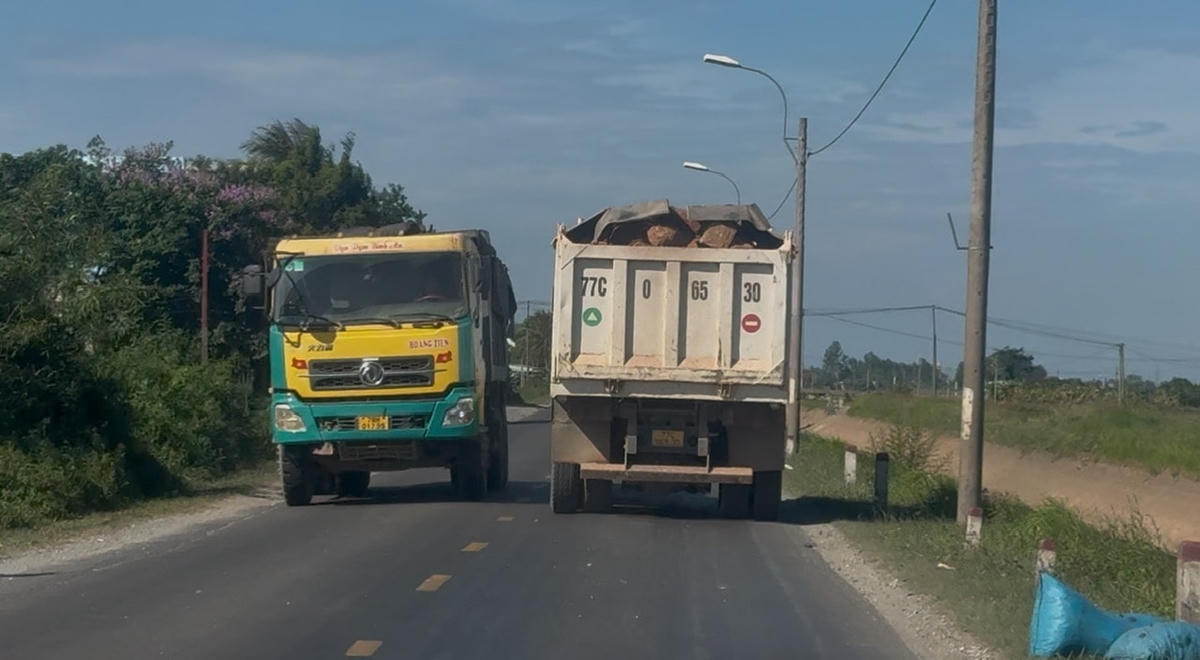 Nhiều xe chở đất vượt quá thành thùng, che chắn sơ sài. (ảnh Đình Sang)