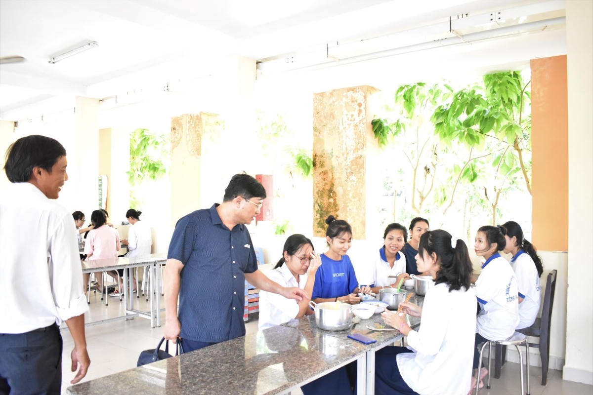 Đoàn công tác của Bộ Giáo dục và Đào tạo kiểm tra, khảo sát tại Trường phổ thông DTNT tỉnh Trà Vinh. Ảnh: Thúy Hồng.