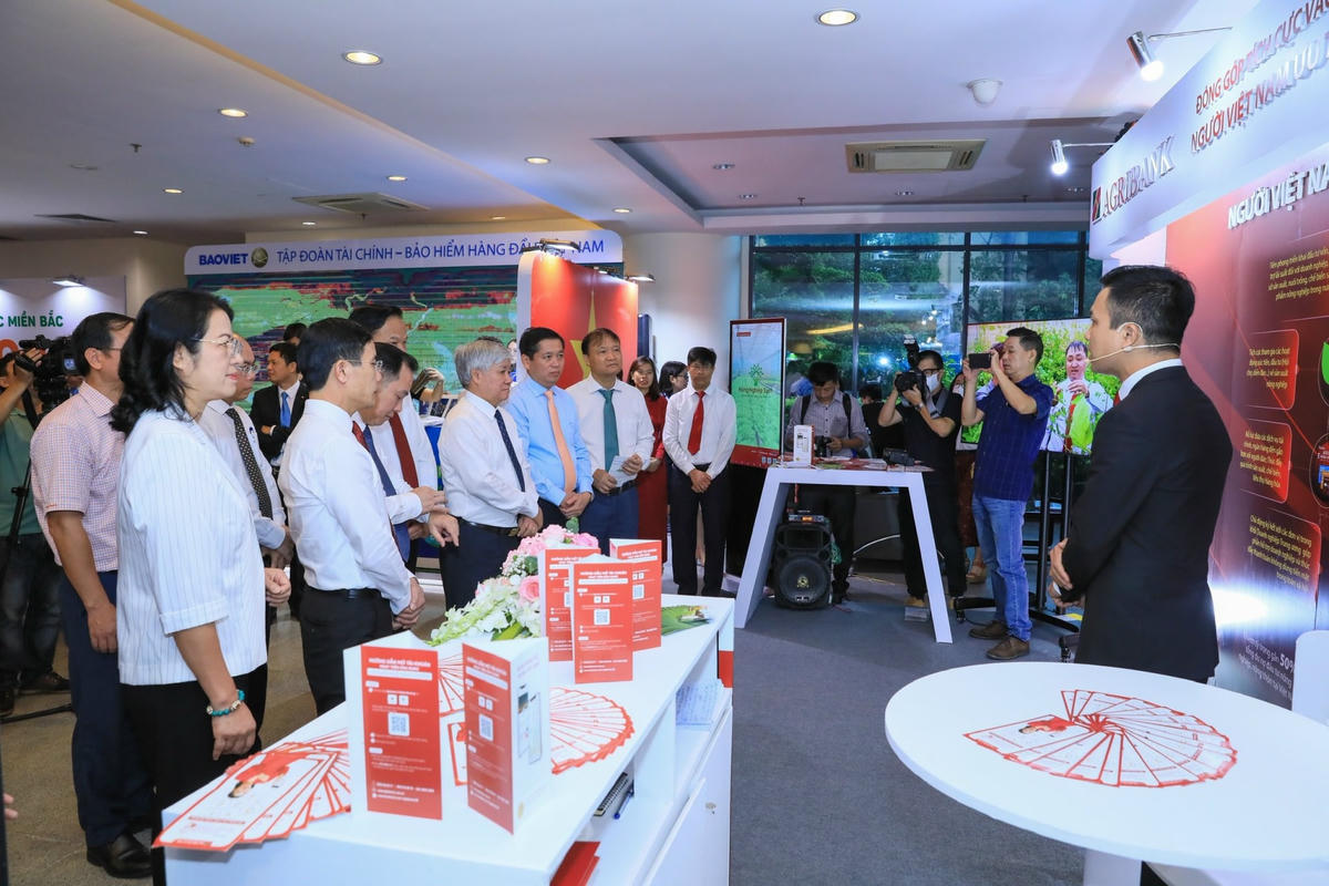 Bí thư Trung ương Đảng, Chủ tịch UBTƯ MTTQ Việt Nam Đỗ Văn Chiến tham quan gian trưng bày, giới thiệu sản phẩm dịch vụ của Agribank.