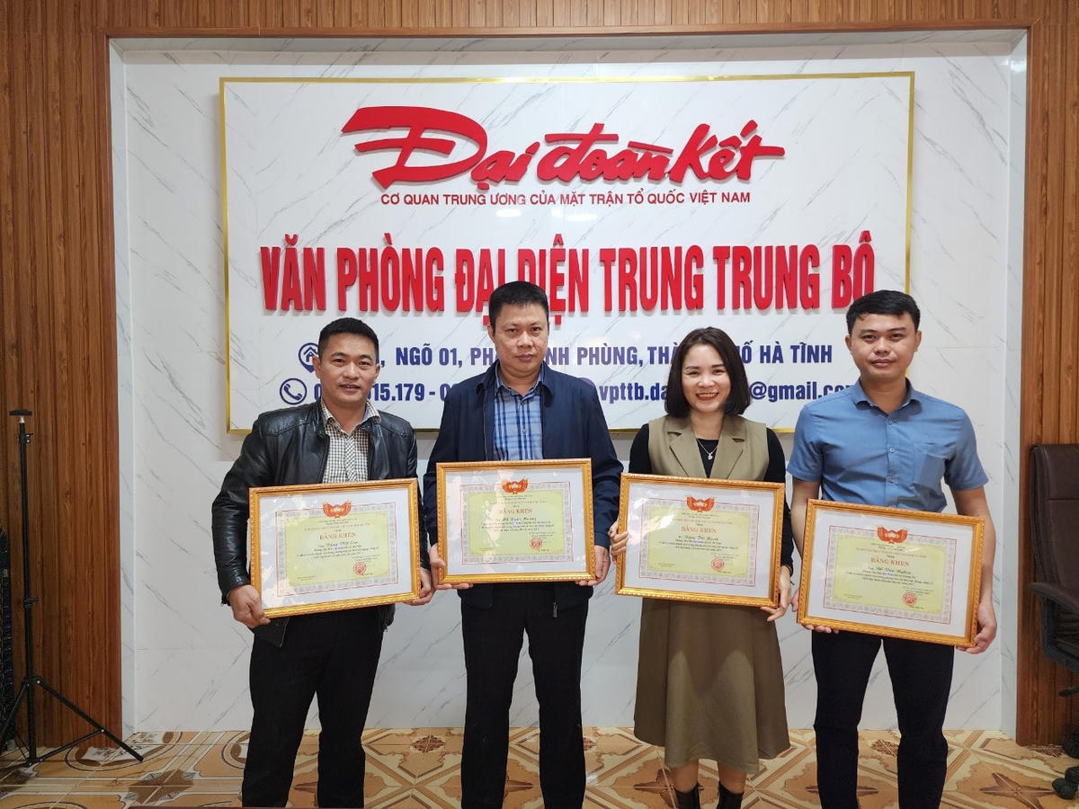 4 phóng viên Báo Đại Đoàn Kết, Văn phòng đại diện Trung Trung Bộ được Ủy ban MTTQ Việt Nam tỉnh Hà Tĩnh tặng Bằng khen.