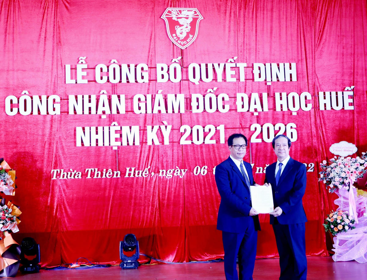 Bộ trưởng Nguyễn Kim Sơn (phải) trao quyết định công nhận Giám đốc Đại học Huế cho PGS.TS Lê Anh Phương.