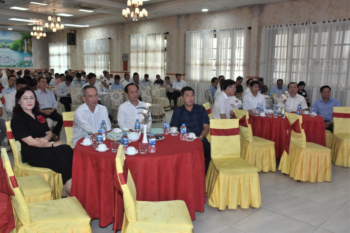Đại biểu tham dự buổi họp mặt.