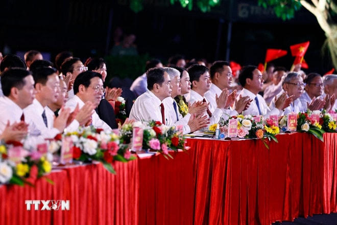 ttxvn-lanh-dao-dang-nha-nuoc-du-chuong-trinh-cau-truyen-hinh-vang-mai-khuc-khai-hoan-2704-4.jpg