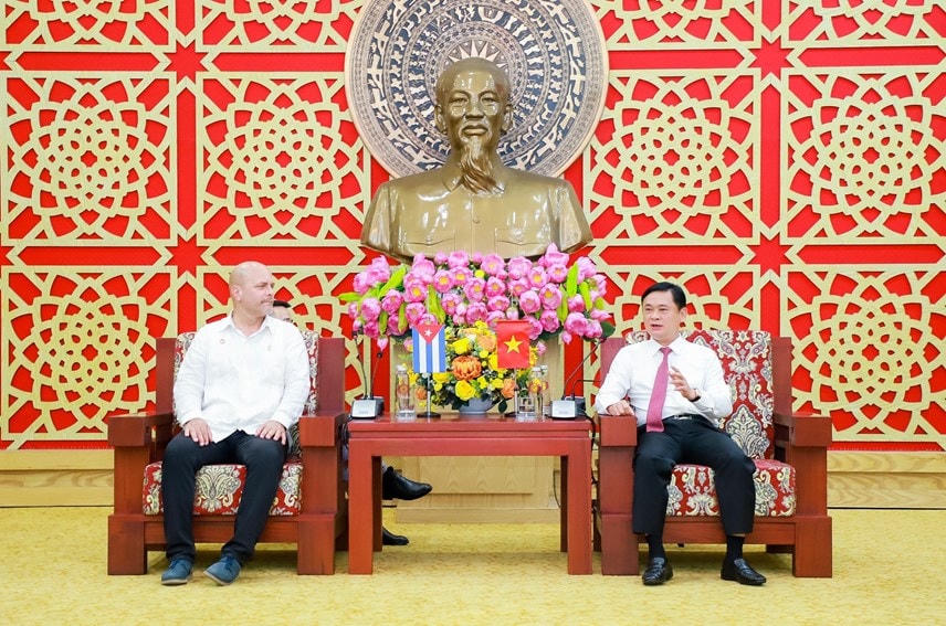 Chủ tịch Uỷ ban Bảo vệ Cách mạng Cuba ông Gerardo Hernandez Nordelo đến chào xã giao lãnh đạo tỉnh Nghệ An. Ảnh: Điền Bắc.