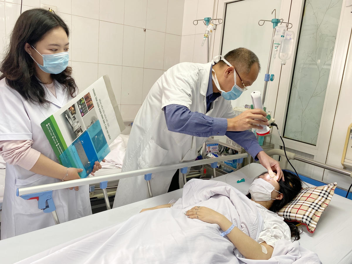 Điều trị cho bệnh nhân gặp biến chứng sau làm đẹp.