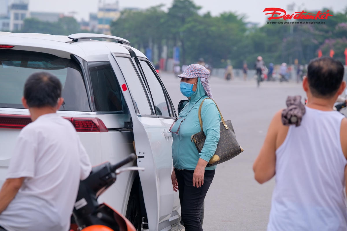 Những cặp vé ở khán đài B2 cửa 7 đang có giá 15 triệu đồng. Khách lấy nhiều thì giảm còn 14,5 triệu đồng/cặp.