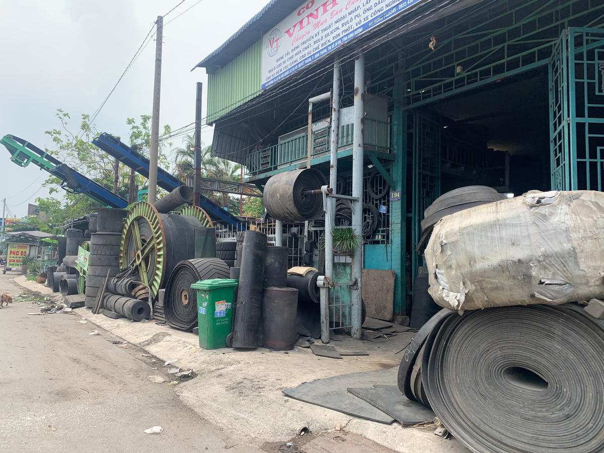 Vỉa hè bị doanh nghiệp lấn chiếm đoạn gần cầu Đồng Nai.