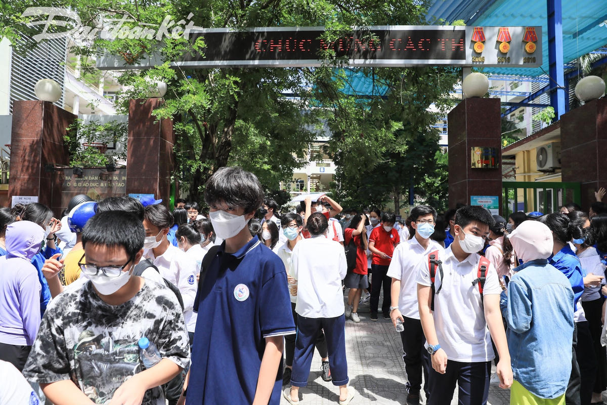 Sáng 18/6, thí sinh ở Hà Nội đã bước vào kỳ thi lớp 10 với việc làm bài thi Ngữ văn. Thí sinh kết thúc thời gian làm bài môn Ngữ văn lúc 10h.