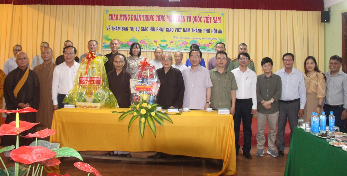 Phó Chủ tịch Ngô Sách Thực thăm và tặng quà Ban trị sự GHPG Việt Nam TP Hội An.