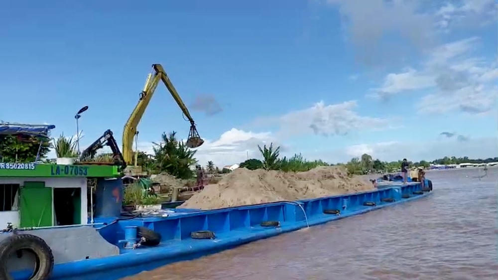 Các sà lan hạ tải đúng vạch dấu mớn nước an toàn của phương tiện mới được tiếp tục lưu thông.