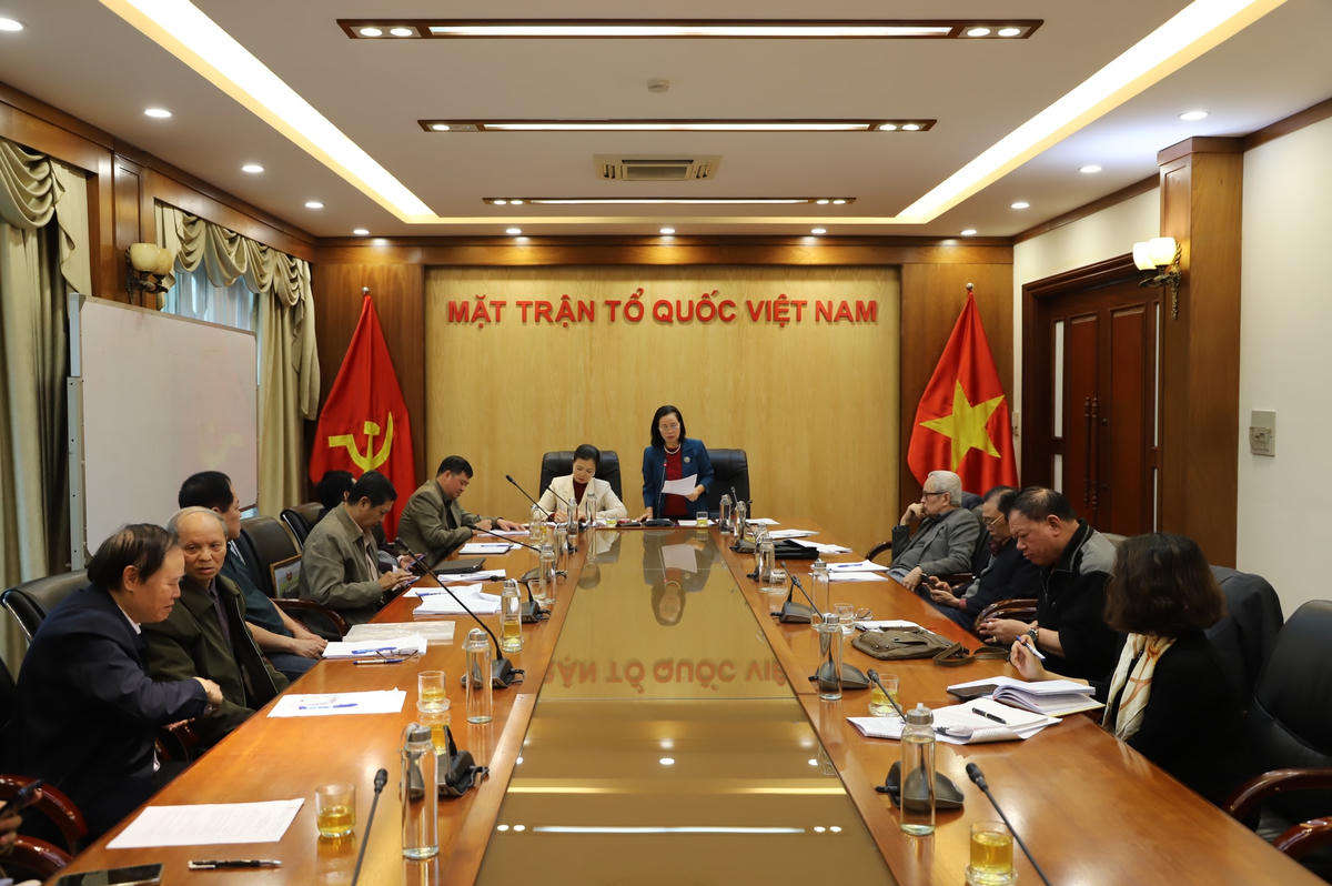 Đại biểu tham gia góp ý vào dự thảo Luật đất đai (sửa đổi) tại Hội nghị.