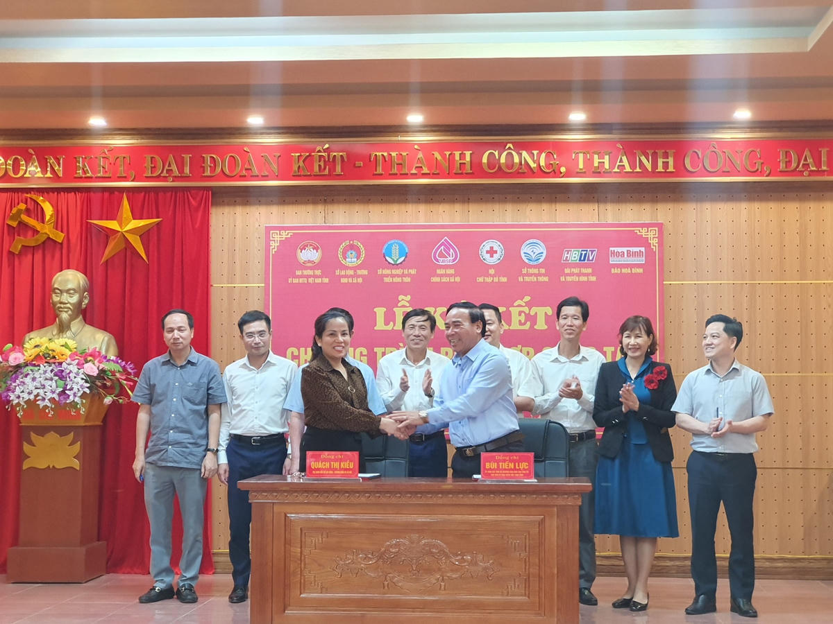 Bà Quách Thị Kiều, Giám đốc Sở  Lao động - Thương binh và Xã hội tỉnh Hòa Bình ký kết phối hợp công tác với Lãnh đạo Ủy ban MTTQ Việt Nam tỉnh Hòa Bình.