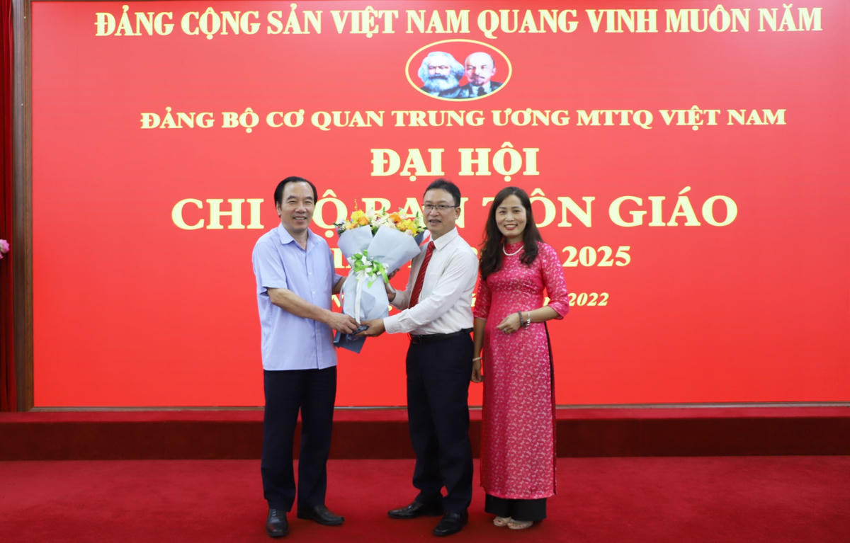 Phó Chủ tịch Ngô Sách Thực tặng hoa chúc mừng Chi bộ Ban Tôn giáo UBTƯ MTTQ Việt Nam.