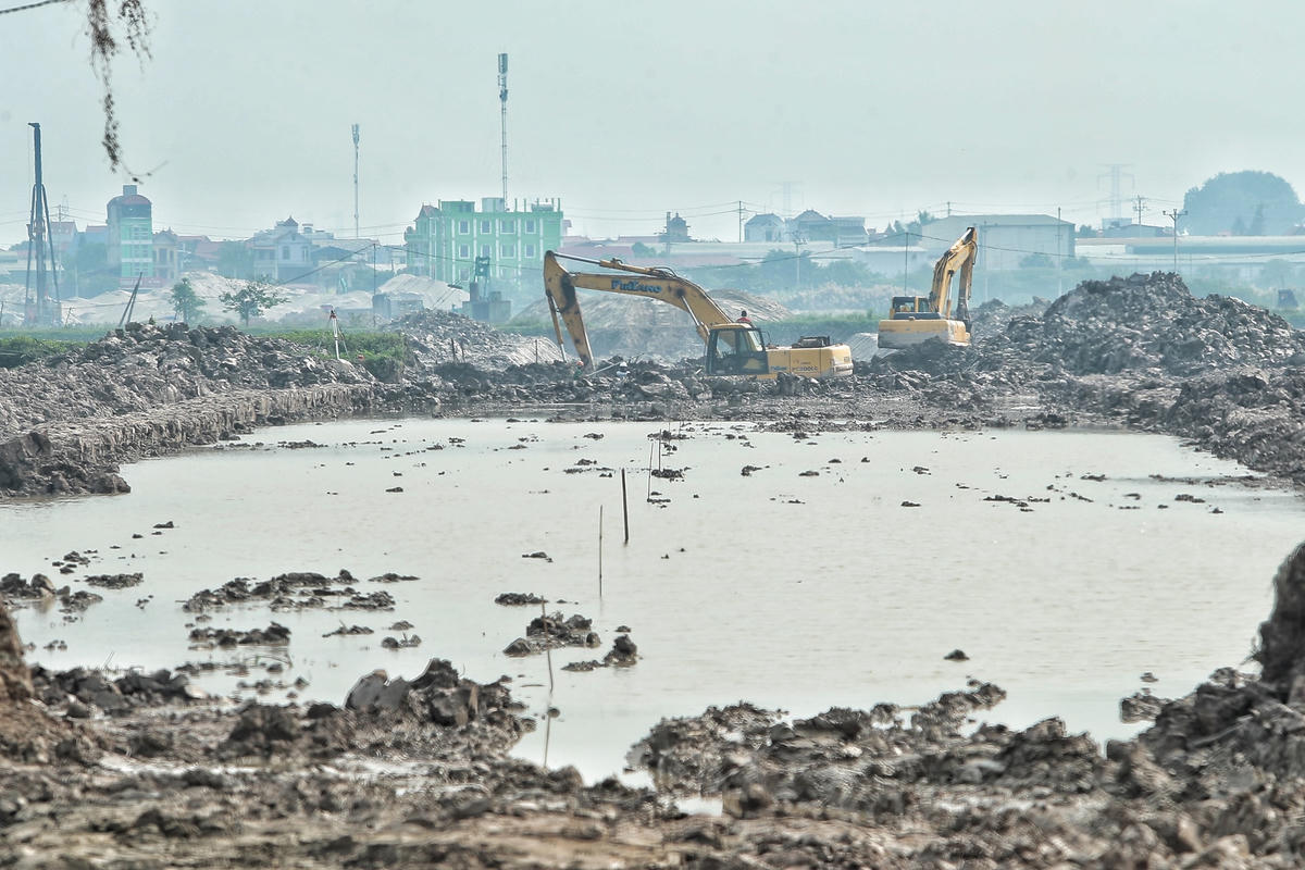 Ông Nguyễn Quốc Toản, Chỉ huy trưởng gói thầu số 11 cho hay, sau khi dự án đường vành đai 4 khởi công, nhà thầu đã chỉ huy đầy đủ máy móc, nhân lực để tiến hành thi công theo đúng mốc tiến độ đã đề ra.