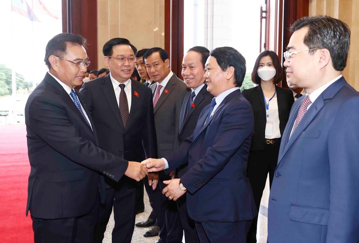 Các thành viên Đoàn cấp cao Quốc hội Việt Nam chào Chủ tịch Quốc hội Lào.