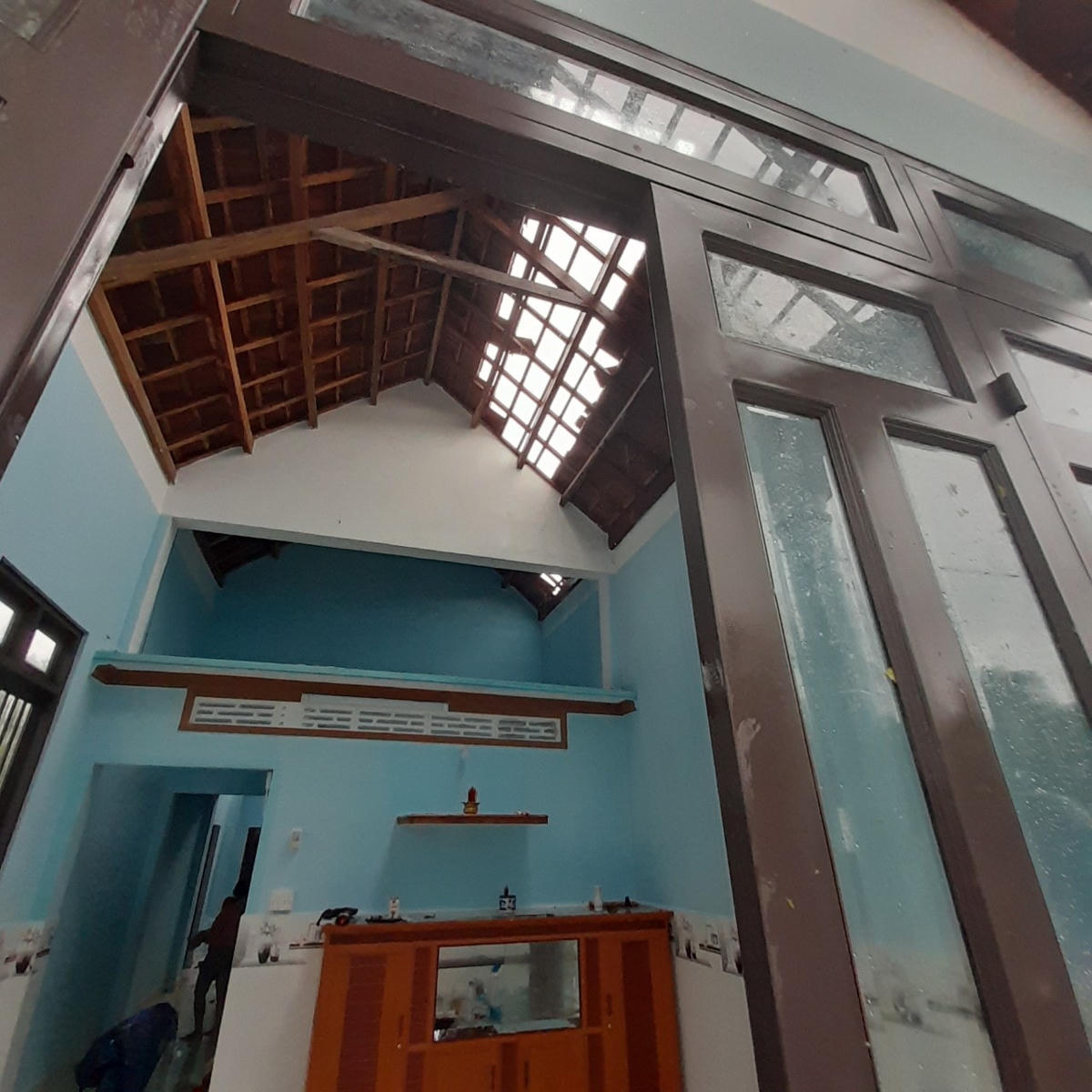 Một mái nhà của người dân bị tốc mái.