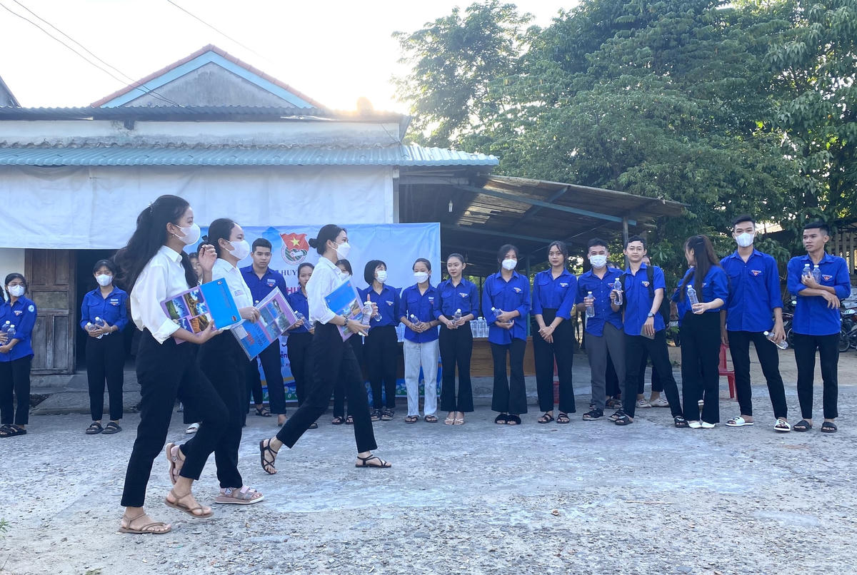 Đoàn viên xã Tam Thái tiếp sức thí sinh dự thi.