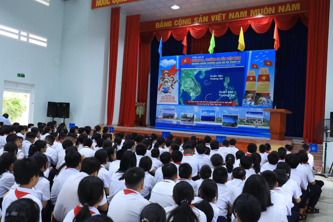 Các em học sinh, được nghe giới thiệu về, tư liệu, hiện vật là bằng chứng mang tính lịch sử, pháp lý khẳng định chủ quyền của đất nước Việt Nam đối với hai quần đảo Hoàng Sa, Trường Sa.