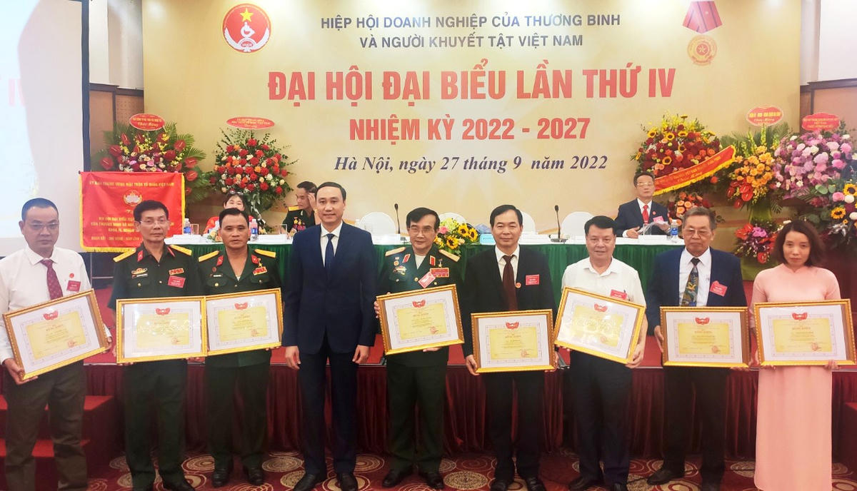 Phó Chủ tịch Phùng Khánh Tài trao tặng Bằng khen của UBTƯ MTTQ Việt Nam cho các tập thể và cá nhân thuộc Hiệp hội doanh nghiệp của Thương binh và Người khuyết tật Việt Nam.
