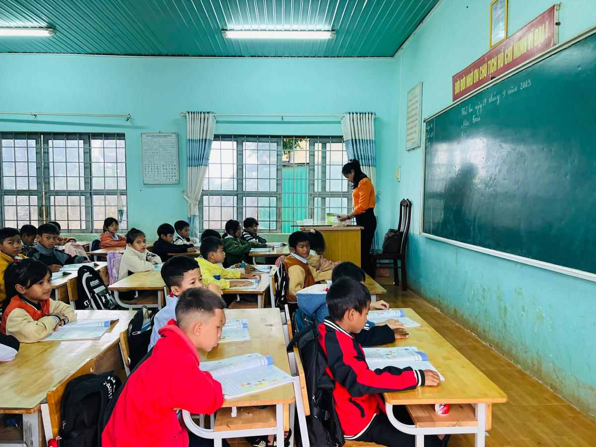 Hai lớp 4 nhập thành 1 lớp 4, nâng tổng số học sinh 44 em/1 lớp.