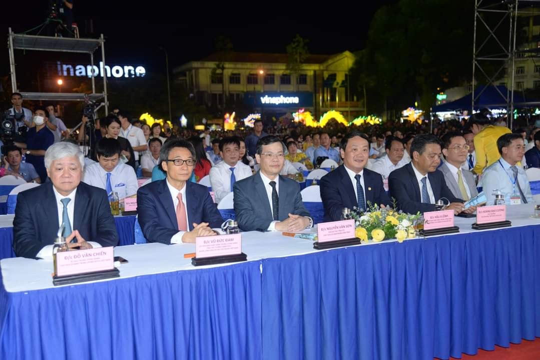 Bí thư Trung ương Đảng, Chủ tịch UBTƯ MTTQ Việt Nam Đỗ Văn Chiến; Phó Thủ tướng Chính phủ Vũ Đức Đam; Bộ trưởng, Chủ nhiệm Ủy ban Dân tộc Hầu A Lềnh và các đại biểu dự buổi lễ.