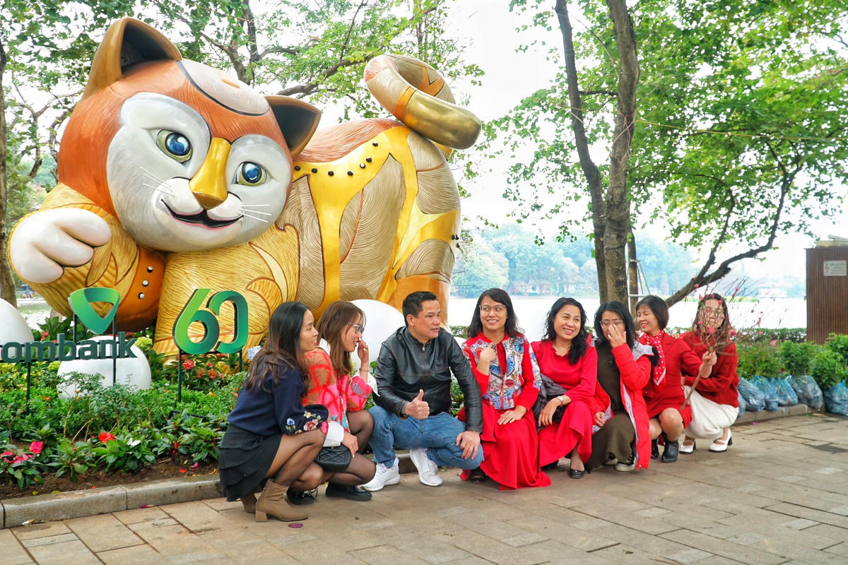 Chị Nguyễn Thu Trang trú tại Hoàn Kiếm, Hà Nội chia sẻ: "Hôm nay đi dạo quanh hồ Gươm cùng các bạn thì bất ngờ bắt gặp chú mèo có hình dáng vô cùng ngộ nghĩnh, đáng yêu. Nên tôi cùng các bạn cùng chụp ảnh để lưu lại những khoảng khắc bên chú mèo này".