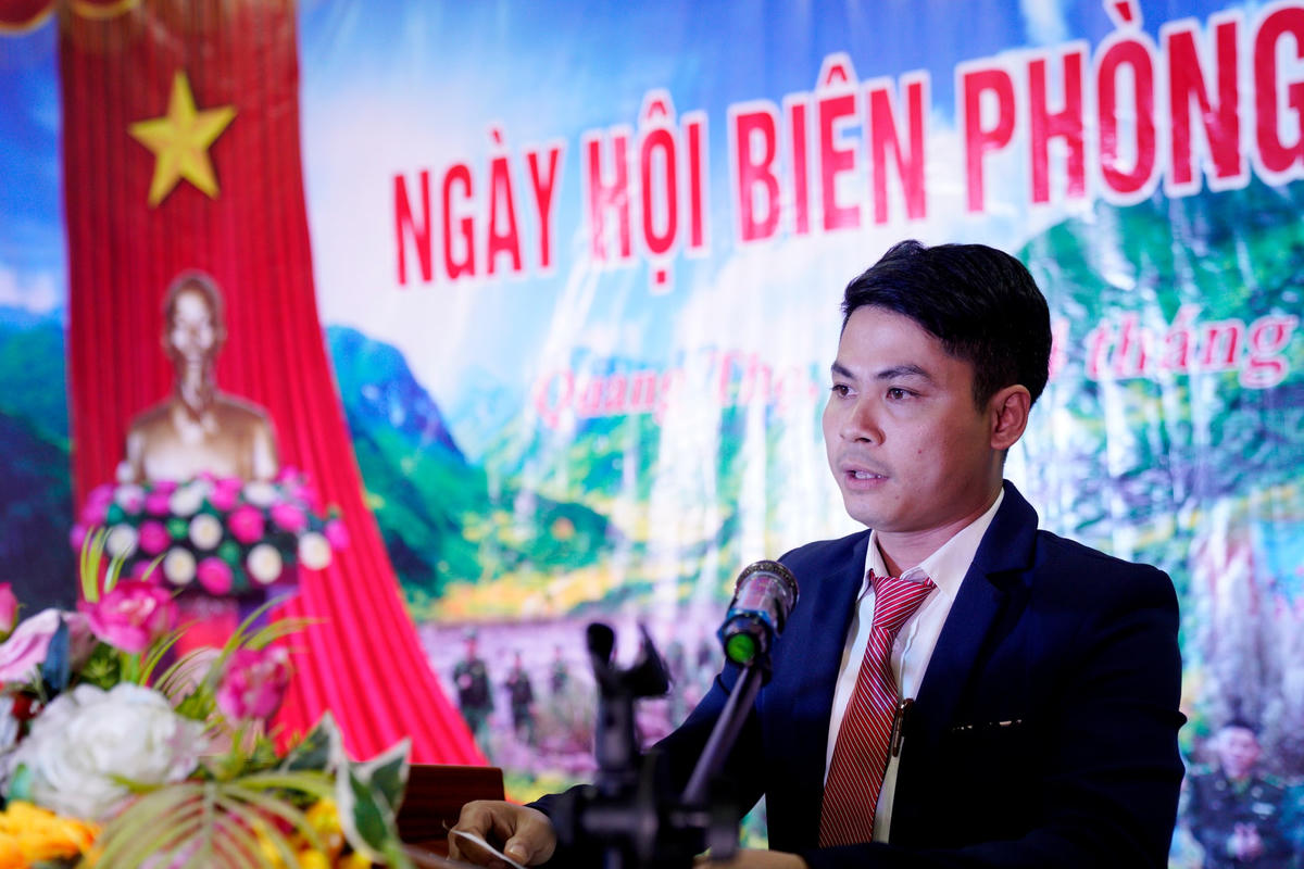 Ông Trần Văn Mừng, Phó Chủ tịch UBND xã Quang Thọ báo cáo kết quả 1 năm thực hiện “Ngày hội Biên phòng toàn dân”.