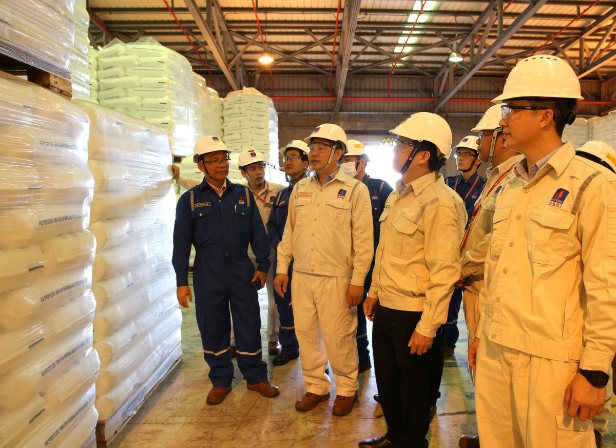 Ông Cao Tuấn Sĩ - Phó Giám đốc Nhà máy giới thiệu về sản phẩm mới BOPP F3030.