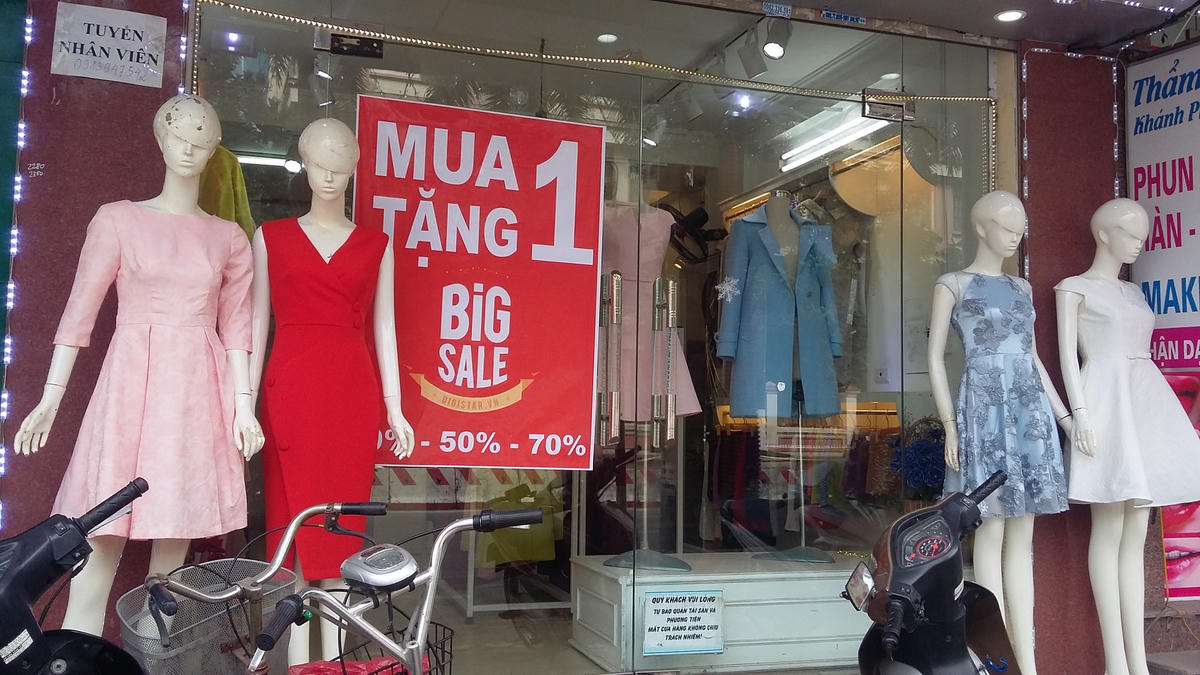 Nhiều cửa hàng quần áo giảm giá sâu nhưng vẫn vắng người mua. Nguồn: Công thương.
