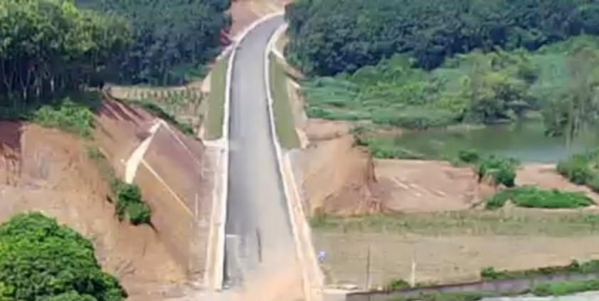 Tuyến đường đang trong quá trình gấp rút triển khai, nhiều đoạn đã đổ đường nhựa. Ảnh: Ngô Hùng