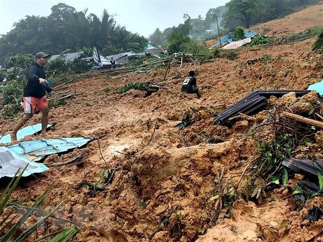 Hiện trường vụ lở đất ở làng Pangkalan, huyện Natuna, tỉnh Riau (Indonesia) ngày 9/3/2023. (Ảnh: THX/TTXVN).