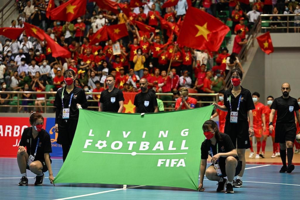 Hình ảnh khán giả phủ kín khán đài sân đấu Futsal SEA Games 31 tại Hà Nam