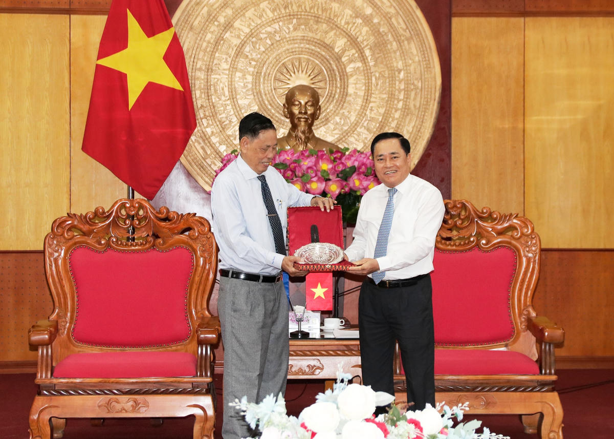 Ông Nhem Valy tặng quà lưu niệm cho ông Hồ Tiến Thiệu