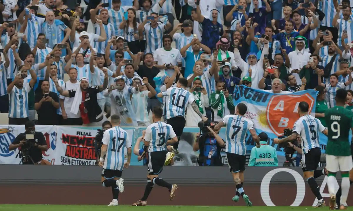 Các cầu thủ Argentina ăn mừng bàn thắng.