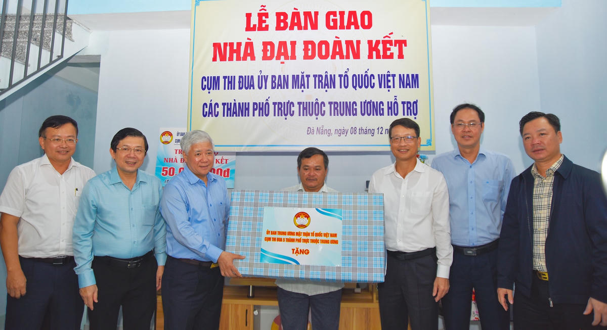 Chủ tịch Đỗ Văn Chiến dự Lễ bàn giao Nhà Đại đoàn kết tại Đà Nẵng