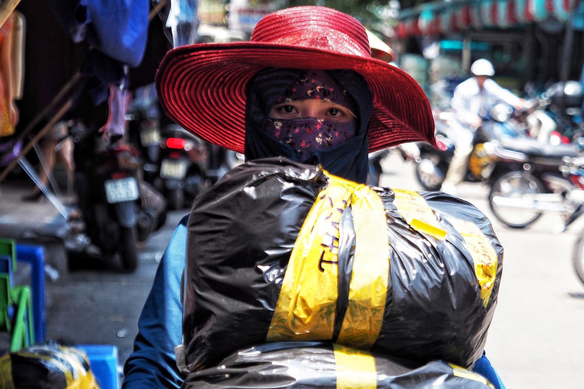 "Do cũng đã hơn 50 tuổi không có công ty nào nhận nên tôi buộc phải đi làm bốc vác. Công việc bốc vác cũng tùy thuộc vào các tiểu thương, khách hàng họ gọi lúc nào thì mình bê lúc đó. Tuy nặng nhọc nhưng cũng đủ để lo cho gia đình", chị Quỳnh cho hay.