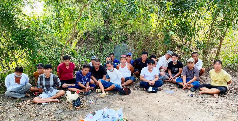 Các đối tượng tham gia tụ điểm đá gà và các tang vật liên quan. Ảnh: Công an cung cấp.