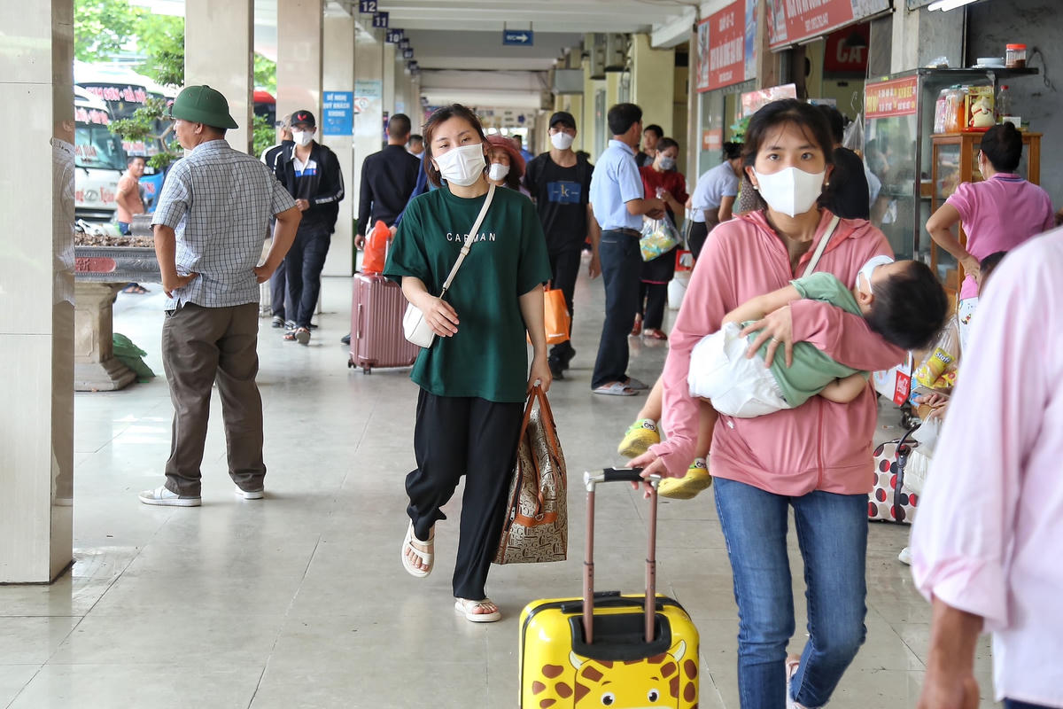 Ông Nguyễn Hoàng Tùng, Giám đốc bến xe Giáp Bát cho biết, bến xe đã chủ động xây dựng kế hoạch phục vụ nhu cầu đi lại của người dân trong dịp cao điểm sắp tới. Dự kiến lượng khách qua bến tăng 300%, tương đương 12 - 15 nghìn lượt hành khách/ngày, lên kế hoạch xe tăng cường khoảng hơn 200 xe/ngày để giải toả hành khách trước và sau dịp lễ.