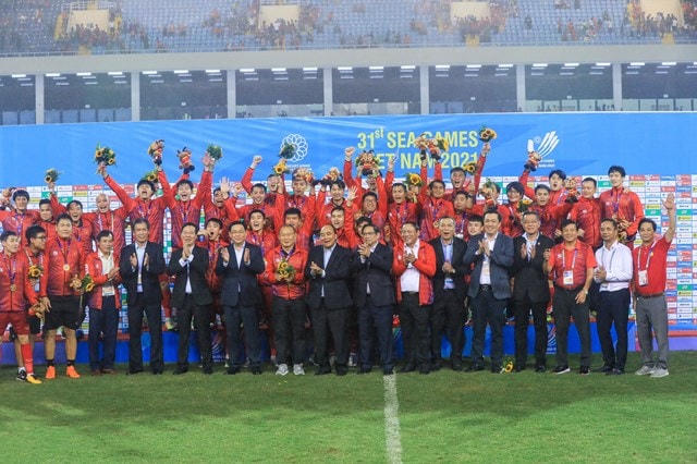 Chủ tịch nước Nguyễn Xuân Phúc, Thủ tướng Phạm Minh Chính, Chủ tịch Quốc hội Vương Đình Huệ, Thường trực Ban Bí thư Võ Văn Thưởng cùng nhiều vị lãnh đạo chụp hình lưu niệm cùng các cầu thủ.