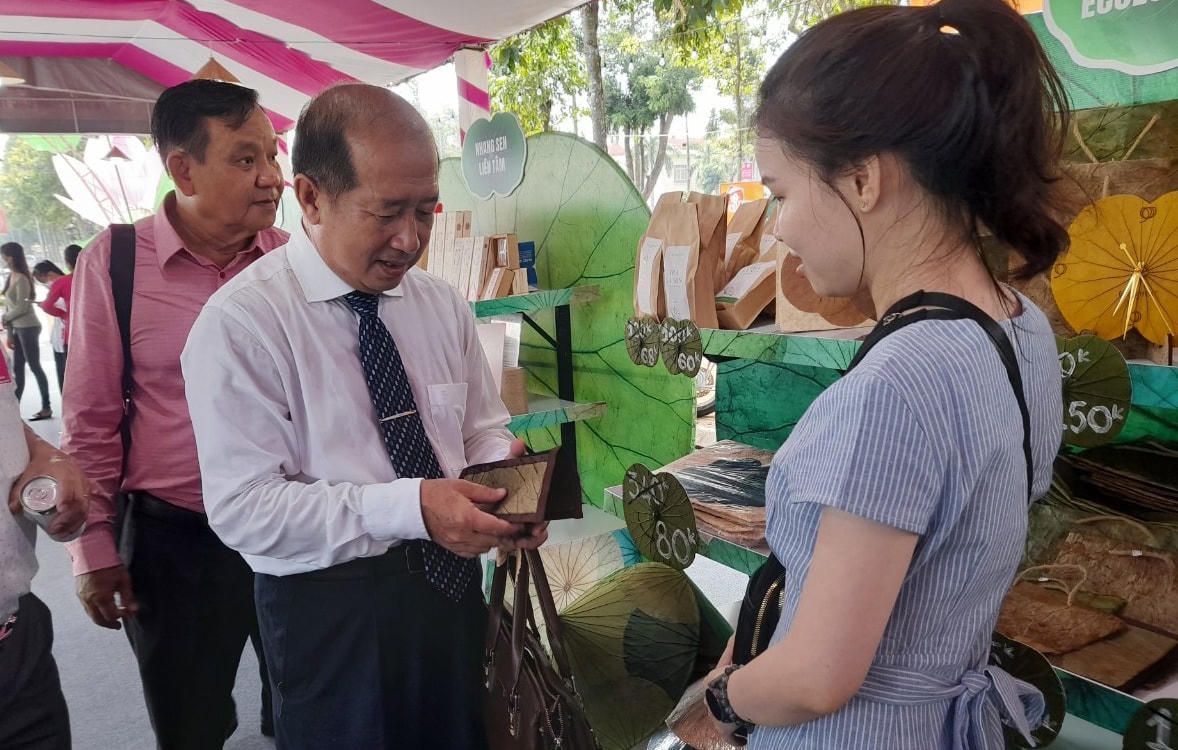 Du khách tham quan các sản phẩm làm từ sen. 