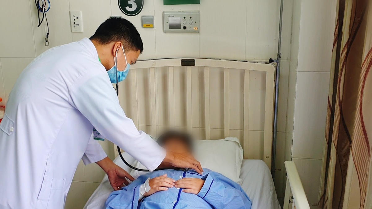 Bác sĩ Lộc thăm, khám theo dõi sức khoẻ bệnh nhân.